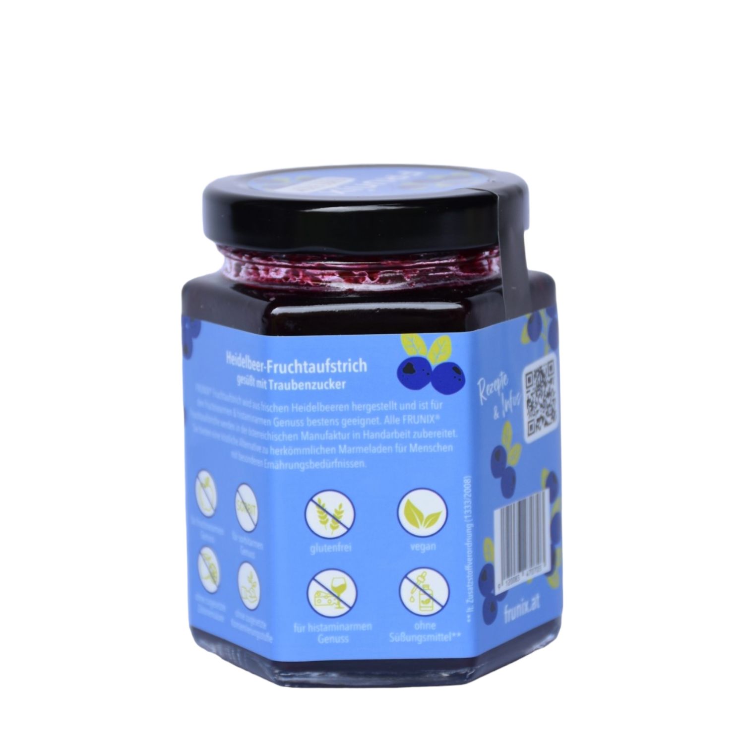 Rückseite eines Glases mit Heidelbeer-Fruchtaufstrich. Blaues Etikett mit Text und Logos. Schwarzer Deckel. QR-Code und Barcode.