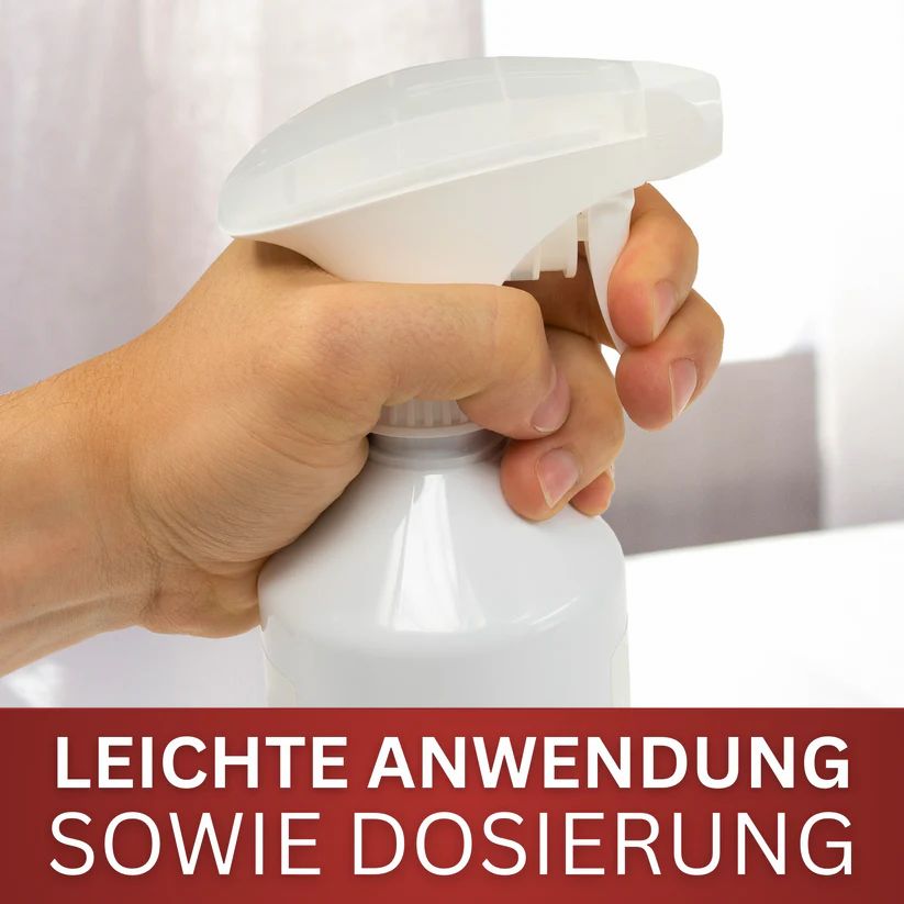 Hand hält eine weiße Sprühflasche. Text: Leichte Anwendung sowie Dosierung.