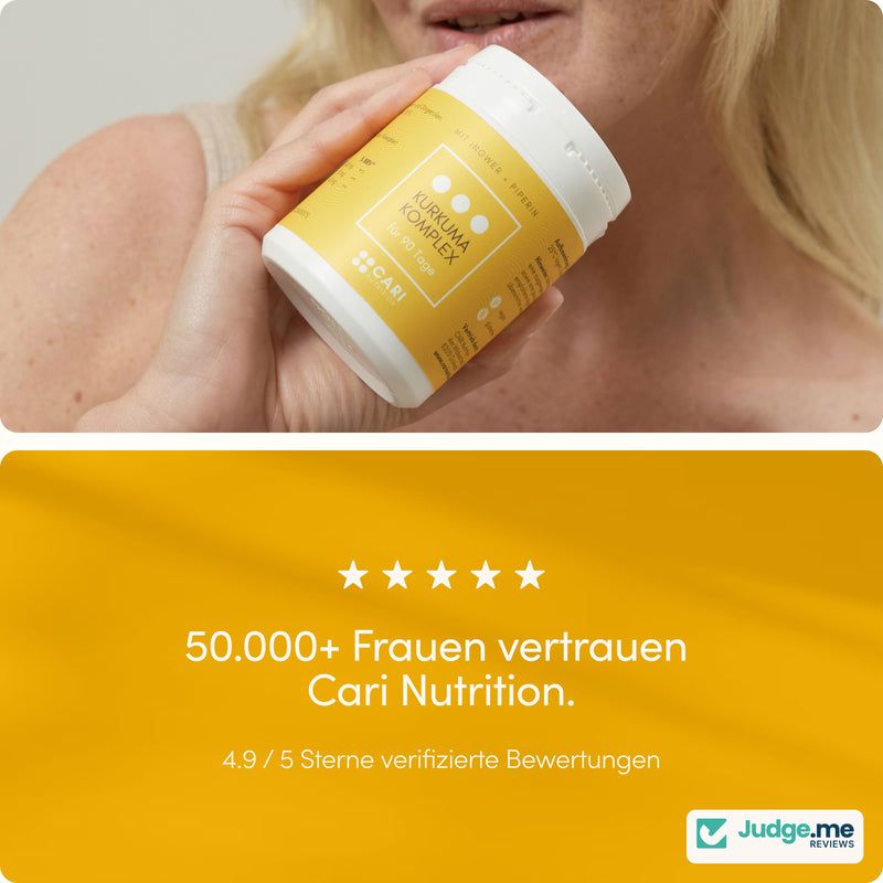 Frau hält eine Dose Kurkuma Komplex von Cari Nutrition. 50.000+ Frauen vertrauen der Marke.