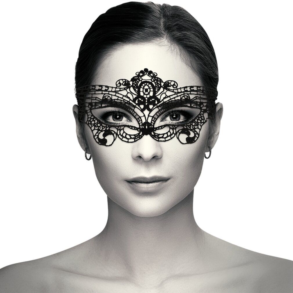 Schwarze Spitzen-Augenmaske auf dem Gesicht einer Frau. Filigrane Musterung, bedeckt die Augenpartie. Schwarz-Weiß-Foto.