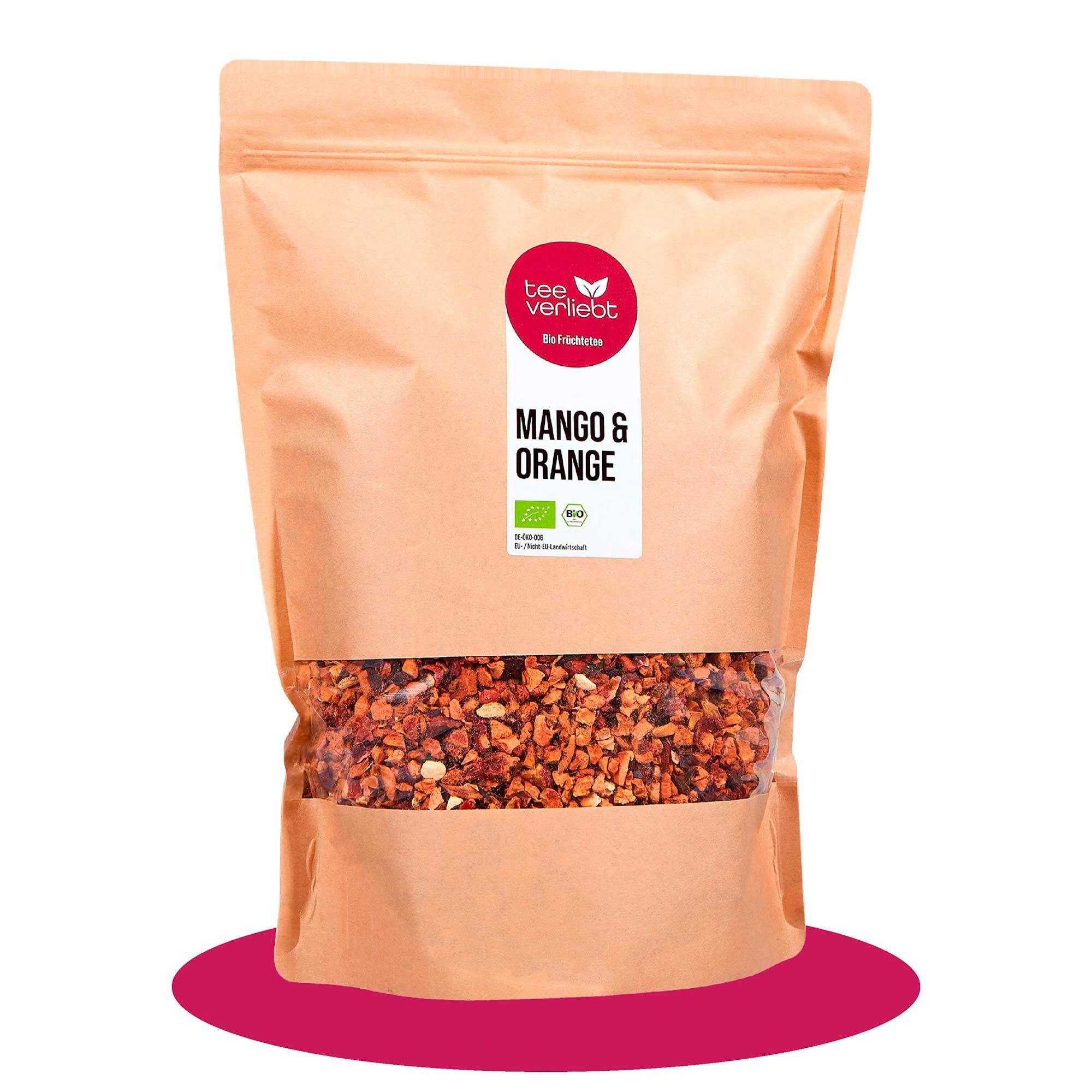 Beutel mit losem Früchtetee. Sichtfenster zeigt Inhalt. Aufkleber mit Logo und Produktnamen: Mango & Orange. Bio-Zertifizierung.