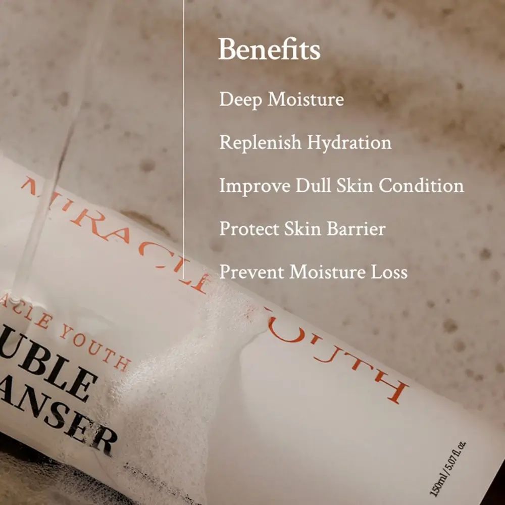 Nahaufnahme der Flasche mit Schaum. Text: Benefits, Deep Moisture, Replenish Hydration, etc.