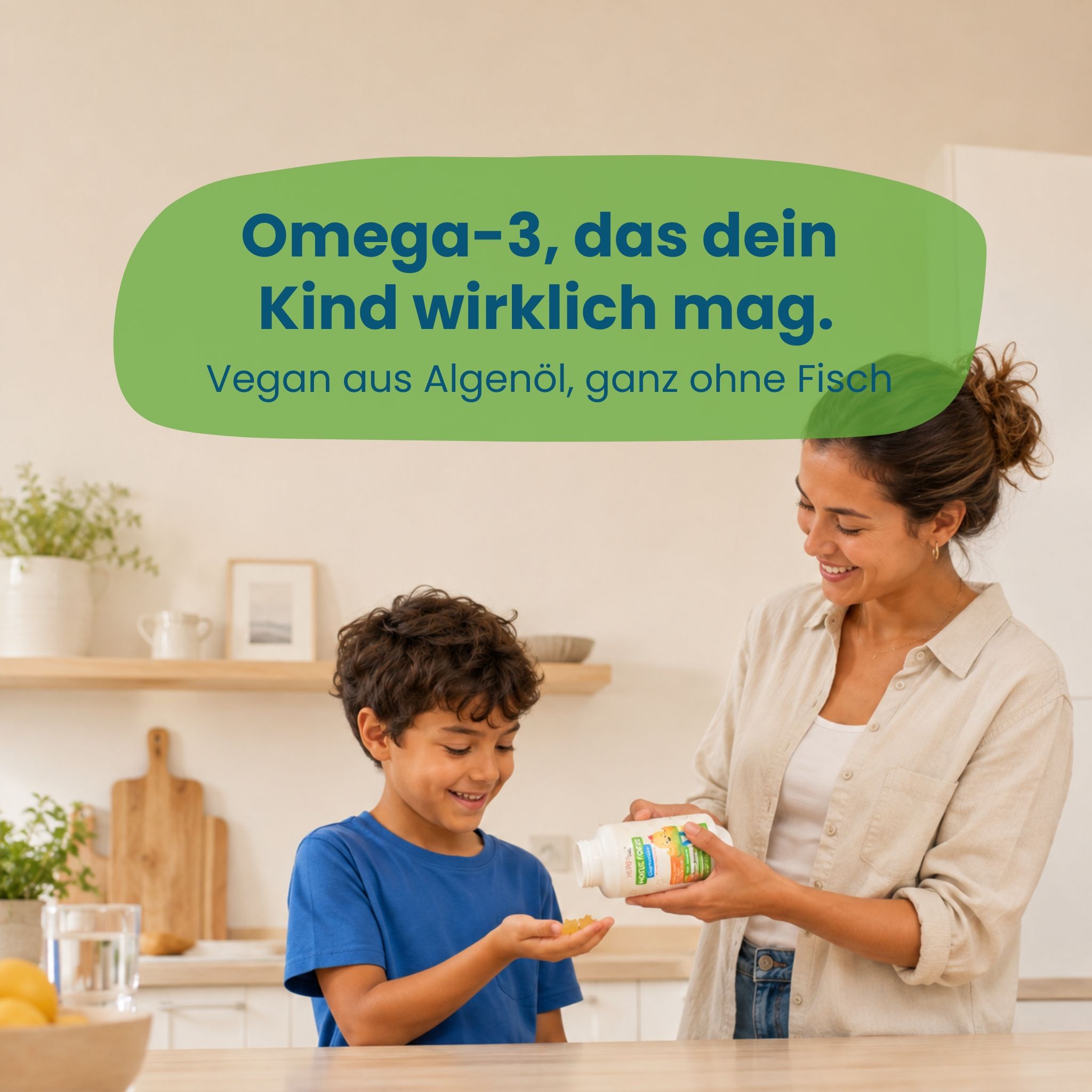 Mutter gibt Kind Hokus Fokus Gummies aus einer Flasche.