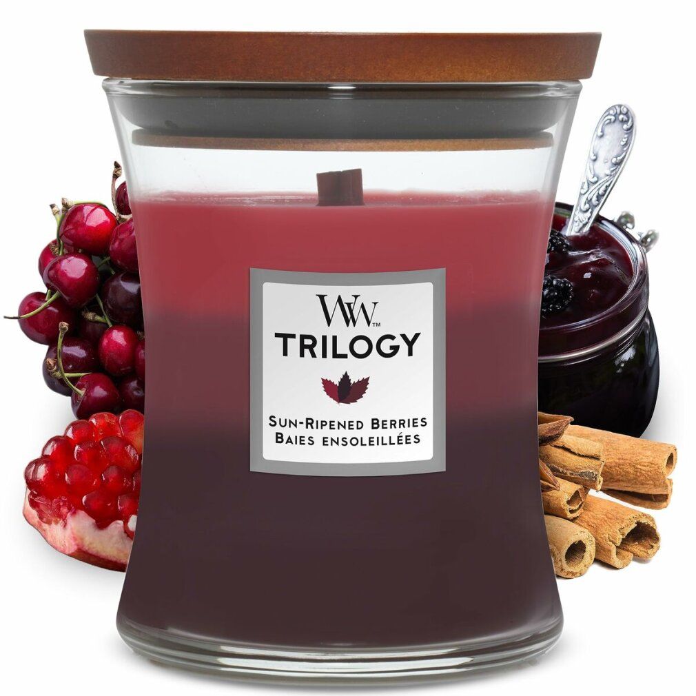 Duftkerze mit Zutaten. Etikett "WW Trilogy", "Sun-Ripened Berries". Kirschen, Granatapfel, Zimtstangen und Marmelade daneben.
