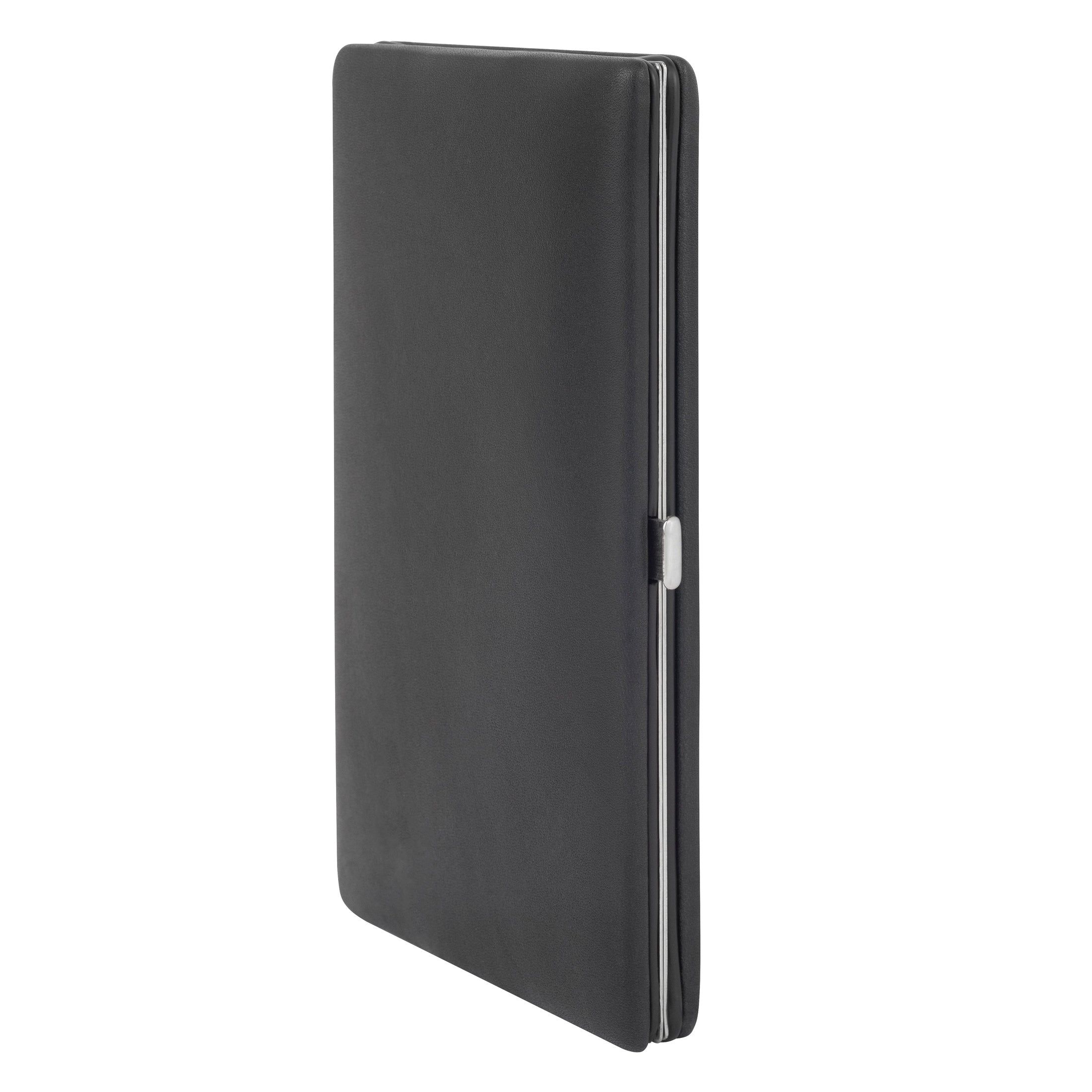 Geschlossenes, schwarzes Etui. Silberfarbener Rahmen und Verschluss. Aus Leder gefertigt.