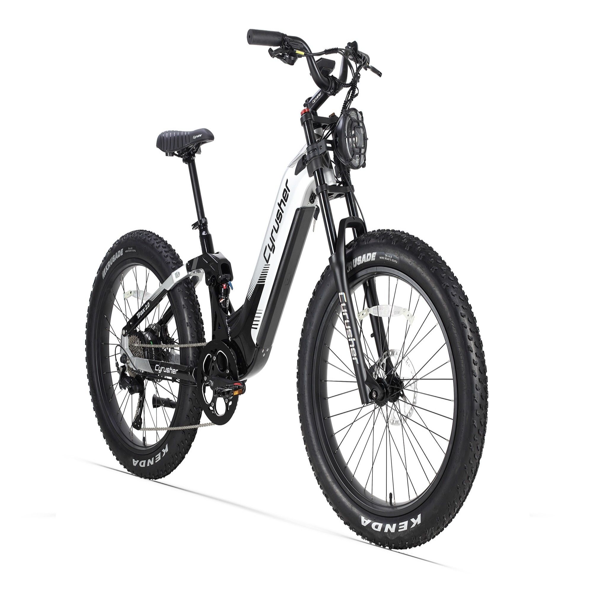 Elektrofahrrad CYRUSHER Trax 2.0, schwarz-silber, breite Reifen, Frontscheinwerfer, Marke sichtbar.