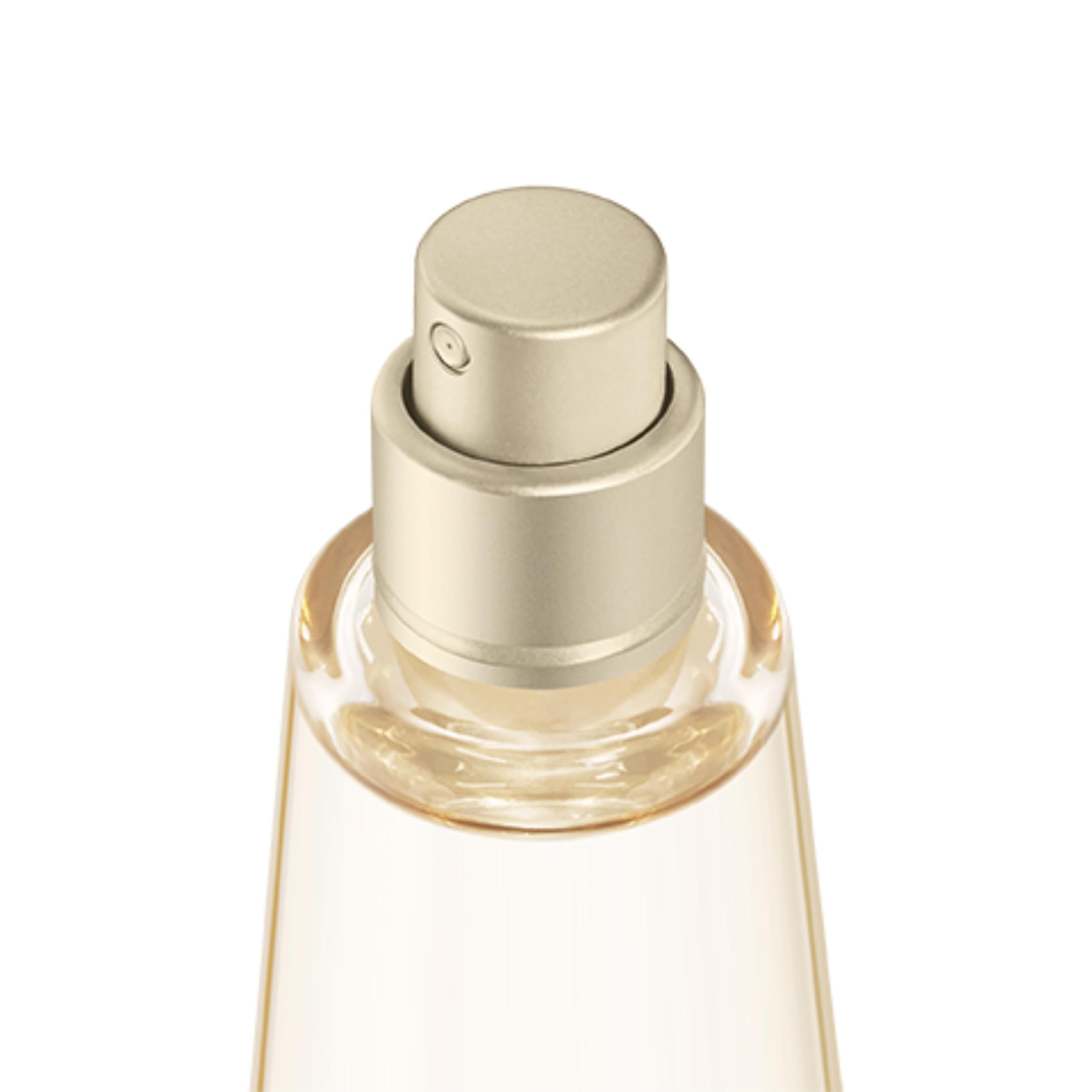 Nahaufnahme des Sprühkopfes eines Parfümflakons. Metallisch-goldfarben.