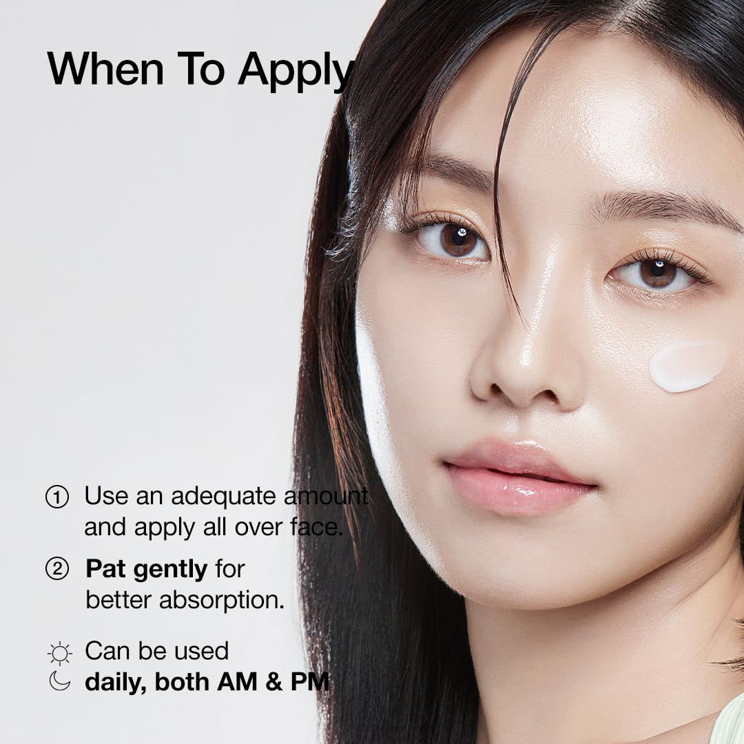 Nahaufnahme einer Frau, die Lotion aufträgt. Anweisungen: Anwendung, sanftes Einklopfen, tägliche Anwendung.