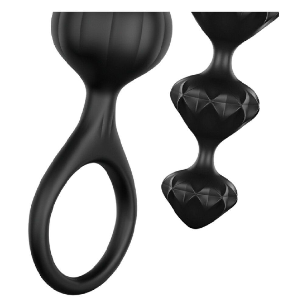 Nahaufnahme von zwei schwarzen Love Beads. Eine Kette mit runden Perlen, eine mit rautenförmigen Elementen.