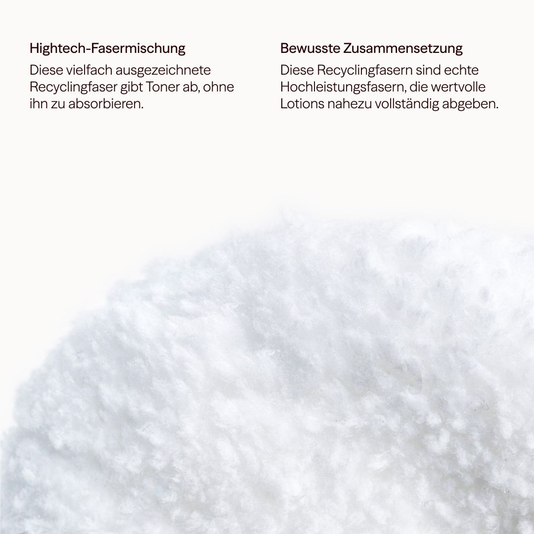 Nahaufnahme einer weißen, flauschigen Textur. Textabschnitte beschreiben die Faserzusammensetzung und ihre Eigenschaften.