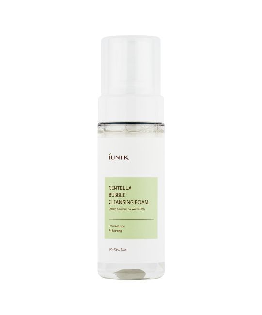 Transparente Flasche mit weißem Pumpverschluss. Etikett mit "IUNIK", "Centella Bubble Cleansing Foam" und grüner Fläche.