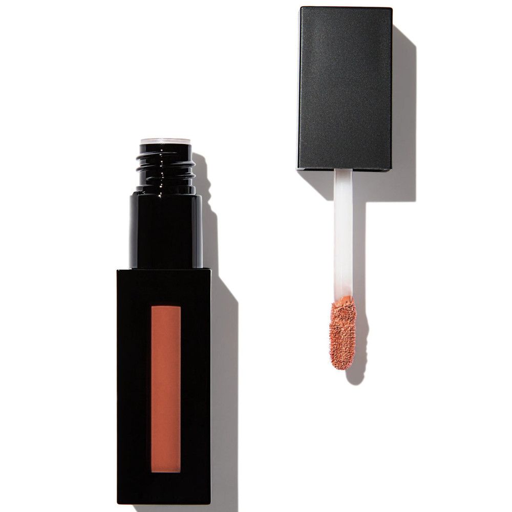 Schwarze, rechteckige Lipgloss-Tube mit geöffnetem Deckel und Applikator. Der Applikator hat eine rosa-braune Spitze. Der Lipgloss ist rosa-braun.