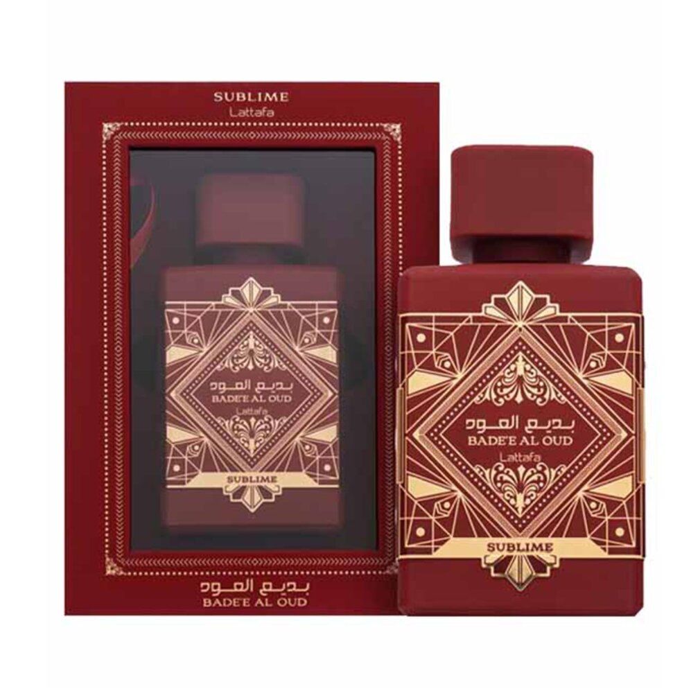 Rote Parfumflasche und Verpackung. Goldfarbene Verzierungen und Schrift. Produktname und Marke sichtbar.