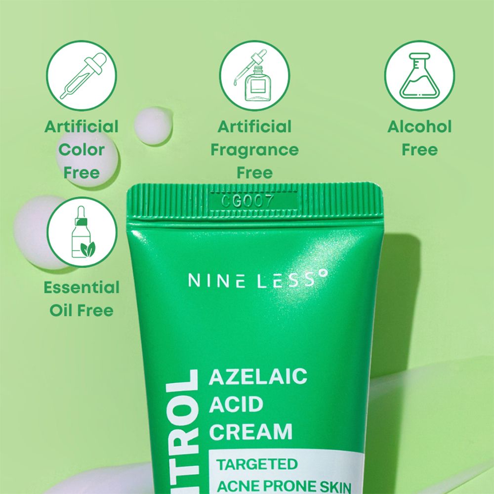 Nahaufnahme der grünen Tube. Aufschrift: A-Control, Azelaic Acid Cream. Text: Targeted Acne Prone Skin. Frei von: künstlichen Farbstoffen, Duftstoffen.