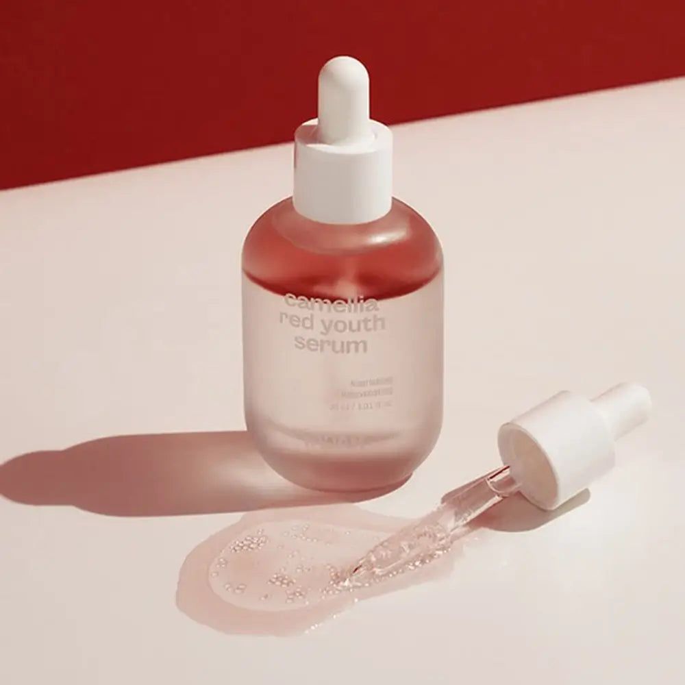 Serumflasche mit Pipette und Serumtropfen. Aufschrift: Camellia Red Youth Serum. Marke YADAH.