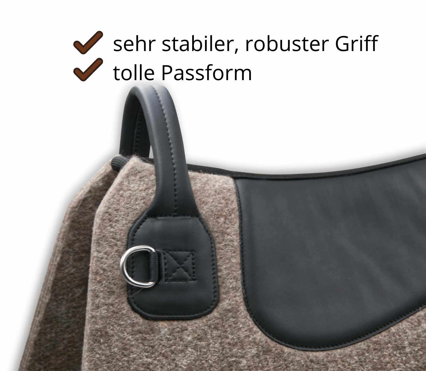 Detail des Reitkissens. Schwarzer Ledergriff mit Metallring. Filz-Material.