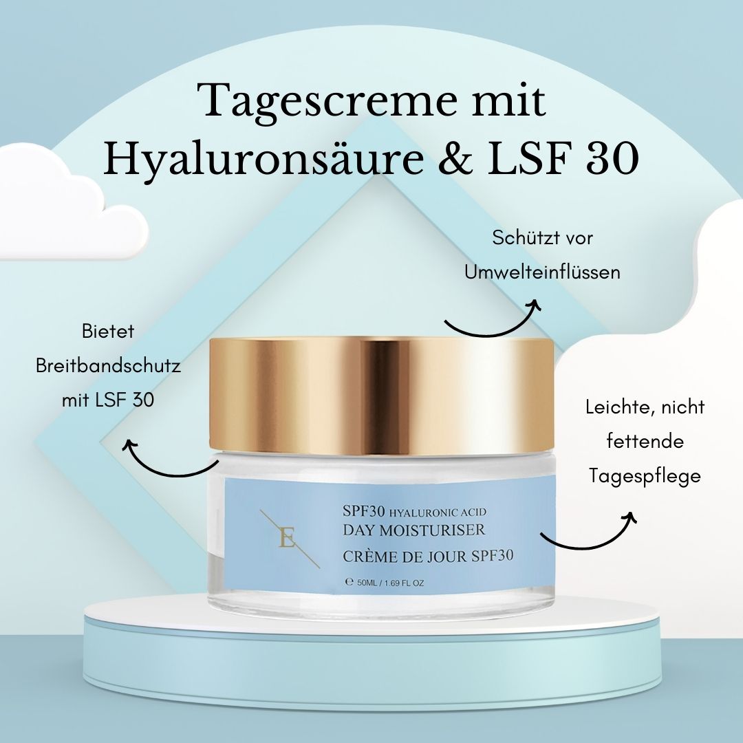 Cremetiegel mit goldfarbenem Deckel. Aufschrift: SPF30 Hyaluronsäure Day Moisturiser. Creme de Jour SPF30. 50ml. Auf Podest.