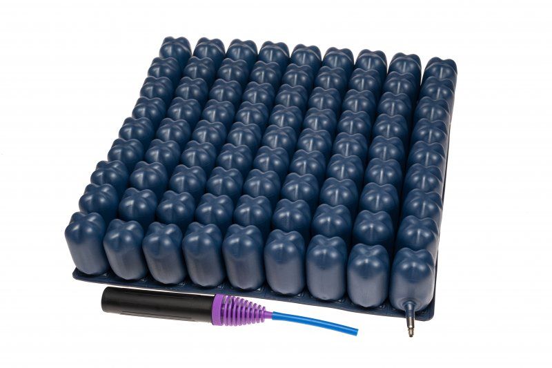 Blaues, pneumatisches Kissen mit vielen Kammern. Inklusive Pumpe mit lila Spitze und blauem Schlauch.