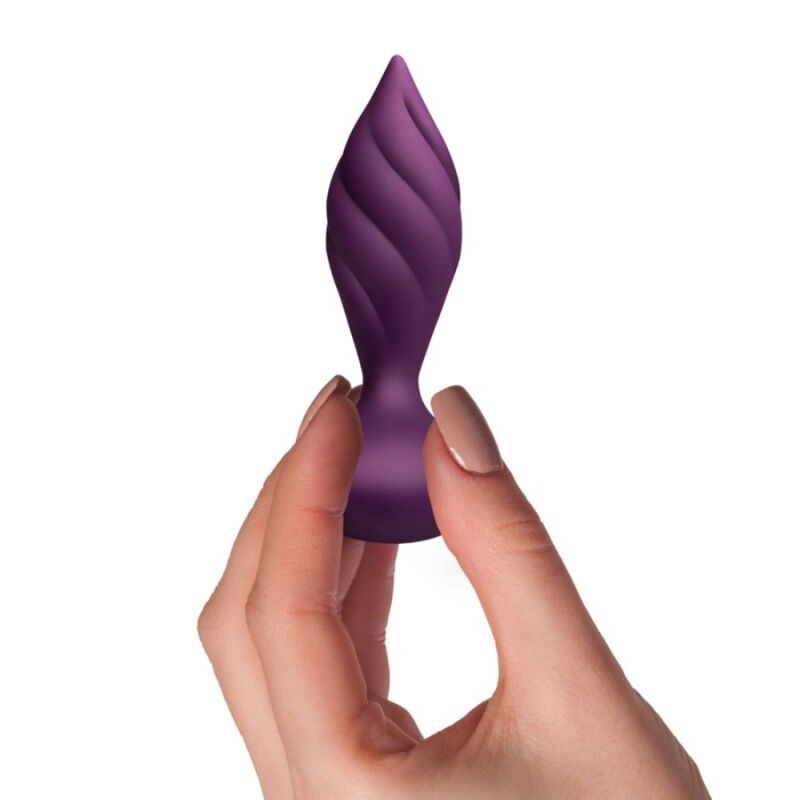 Hand hält einen lila Analstimulator mit gerillter Spitze.