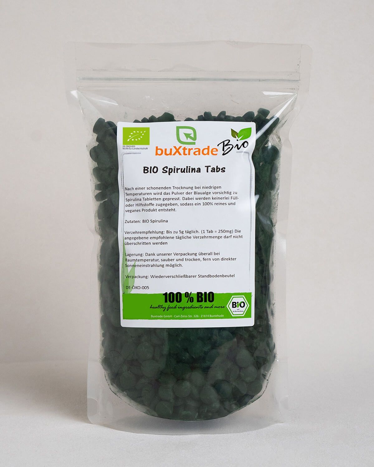 Verpackung von buxtrade Bio Spirulina Tabs, gefüllt mit dunkelgrünen Tabletten.