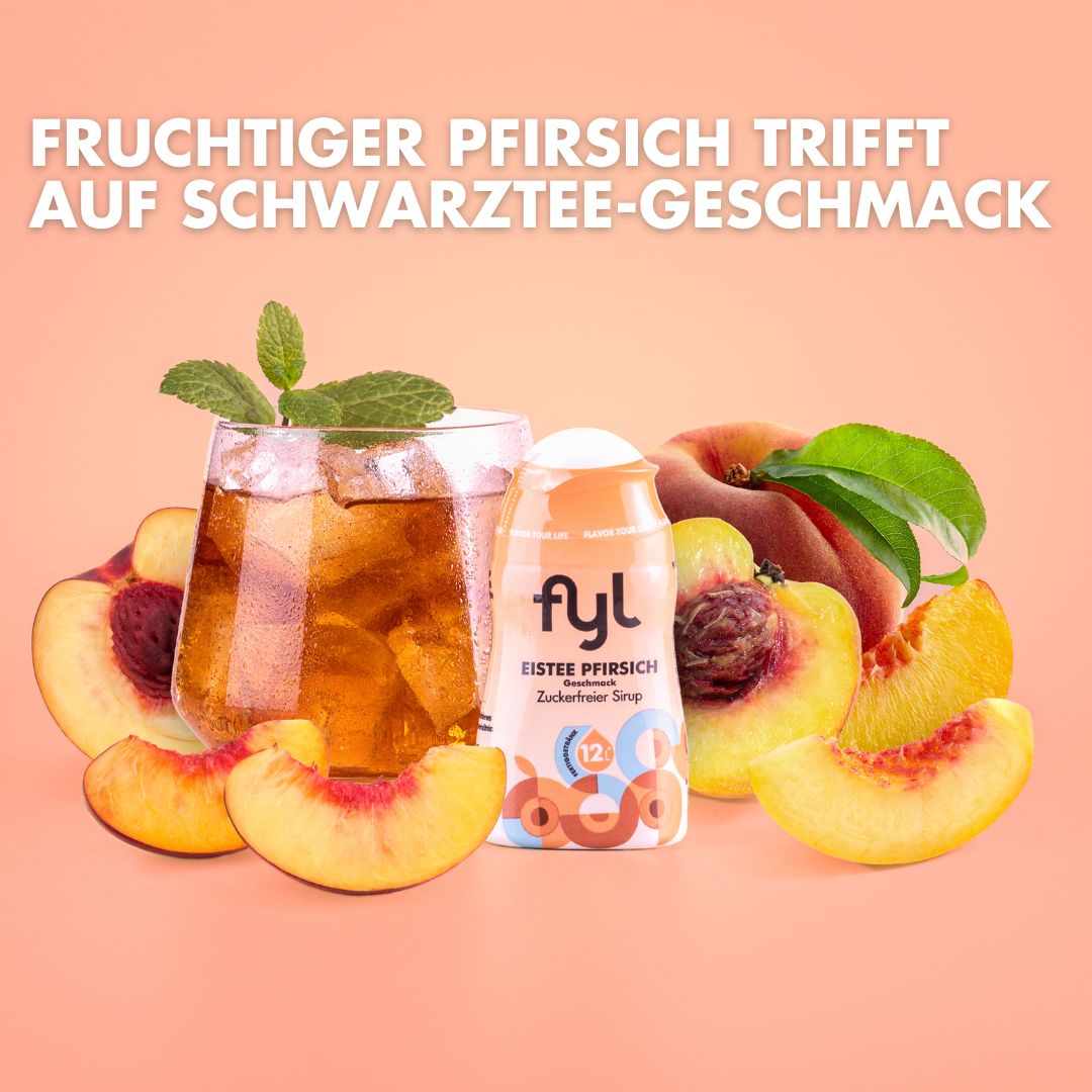 Glas Eistee mit Eiswürfeln, Pfirsichstücke und fyl Sirup-Flasche. Text: Fruchtiger Pfirsich trifft auf Schwarztee-Geschmack.