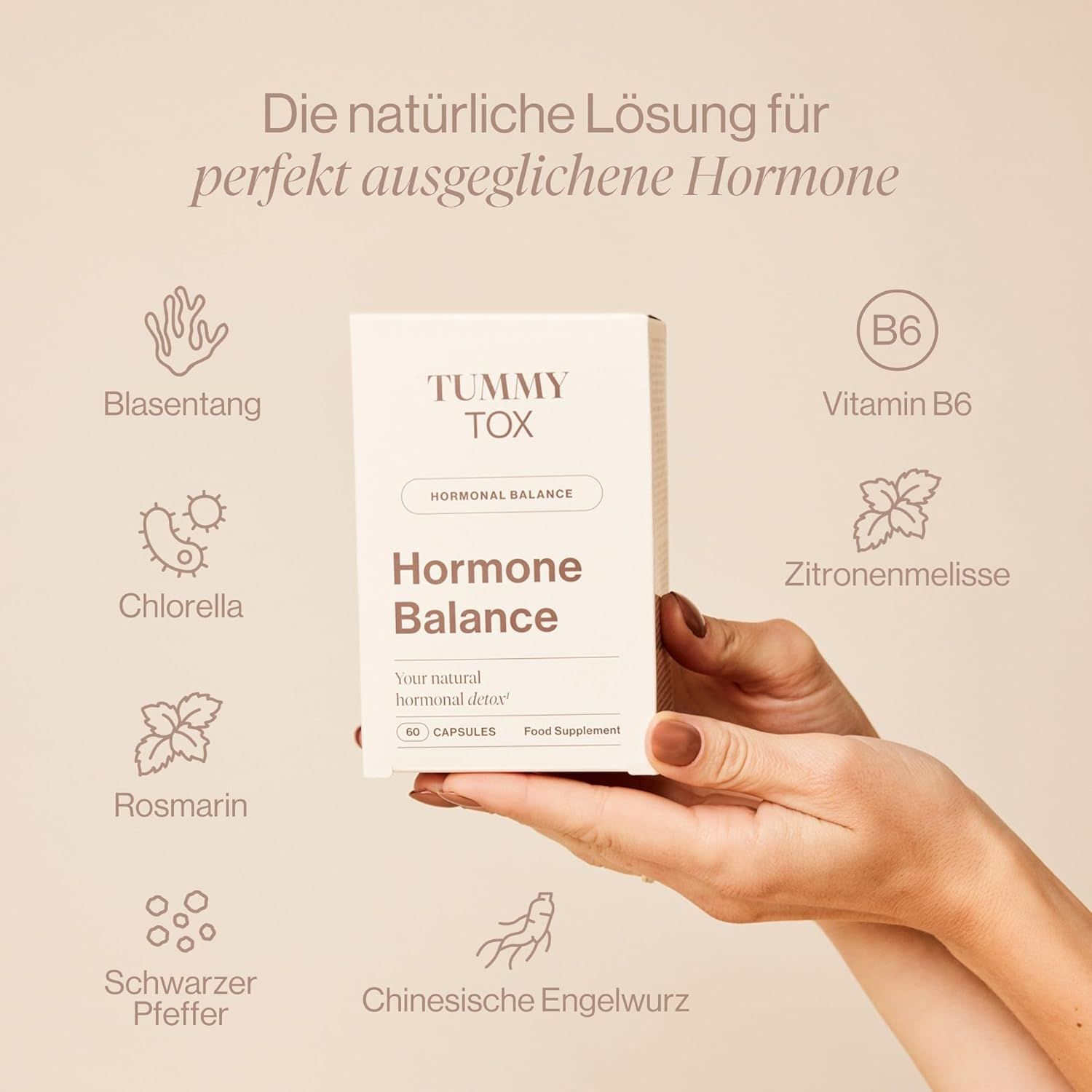 Hand hält eine "Tummy Tox Hormone Balance" Box. Aufschrift: "Hormone Balance", "60 Kapseln". Abbildungen von Inhaltsstoffen.