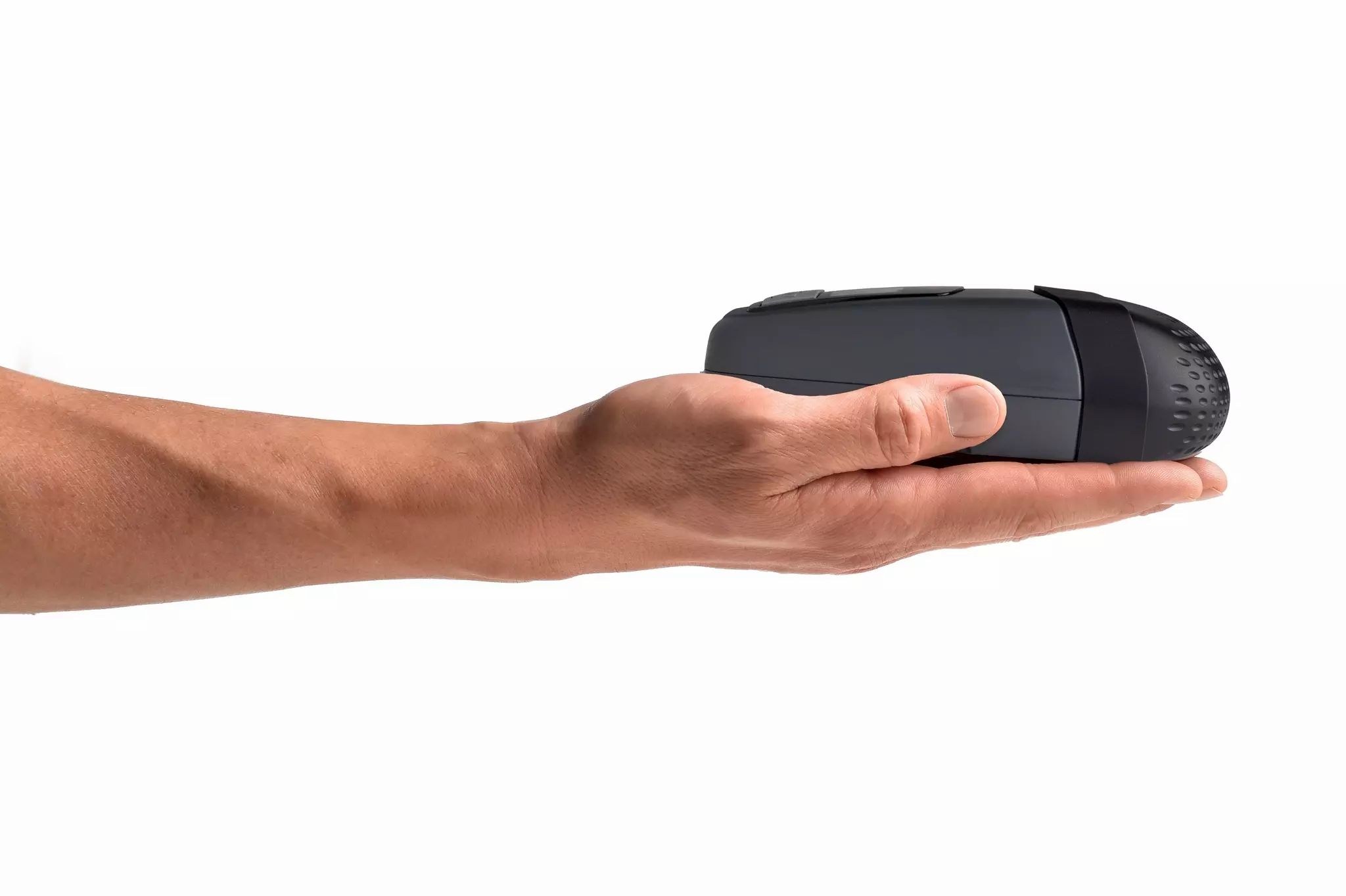 Kompaktes, graues Reise-CPAP-Gerät in einer Hand.