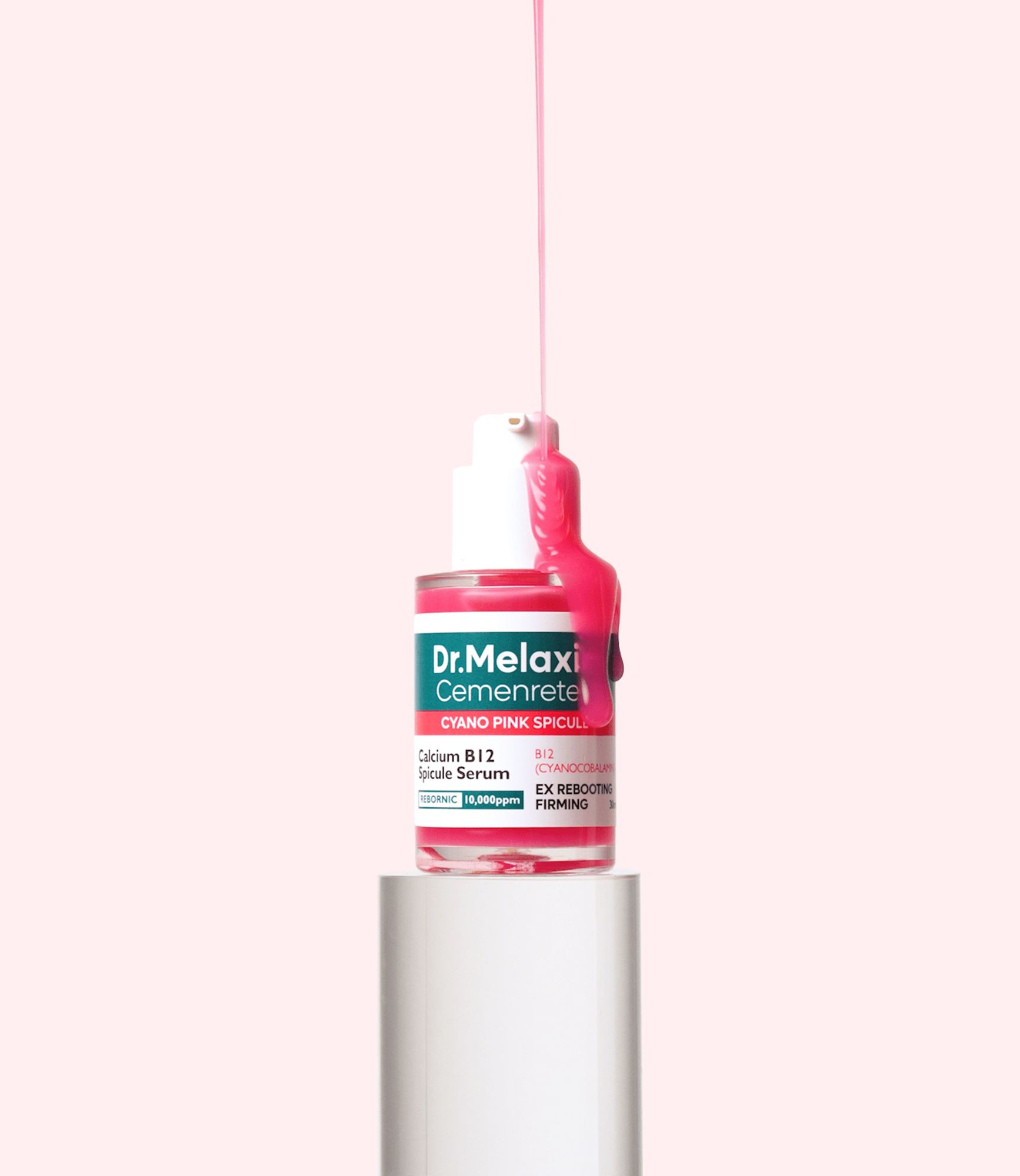 Rosa Serum fließt aus einer Flasche. Aufschrift: Dr.Melaxin Cemenrete Cyano Pink Spicule Serum.