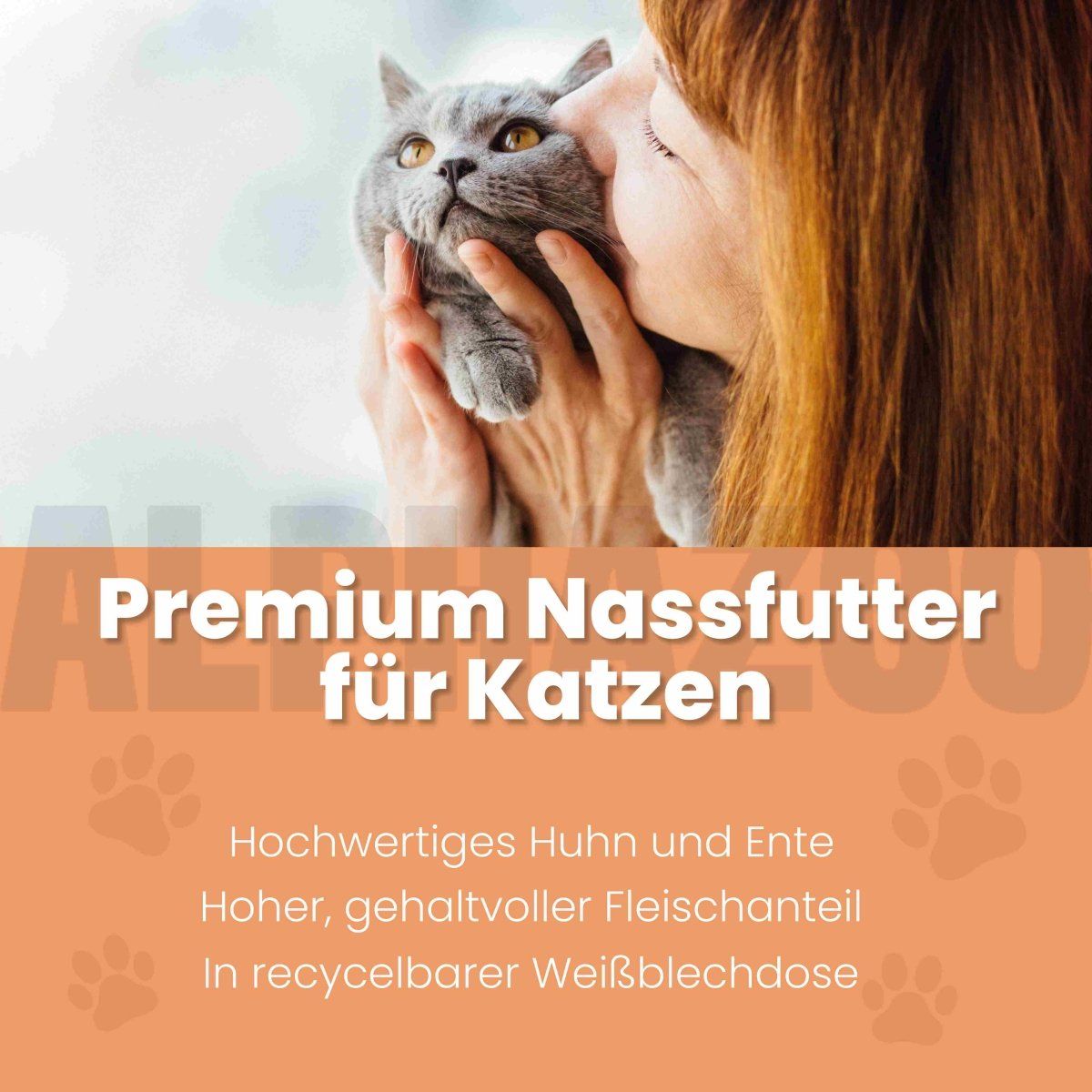 Katze wird von Person geküsst. Text: Premium Nassfutter für Katzen. Hochwertiges Huhn und Ente. In recycelbarer Weißblechdose.