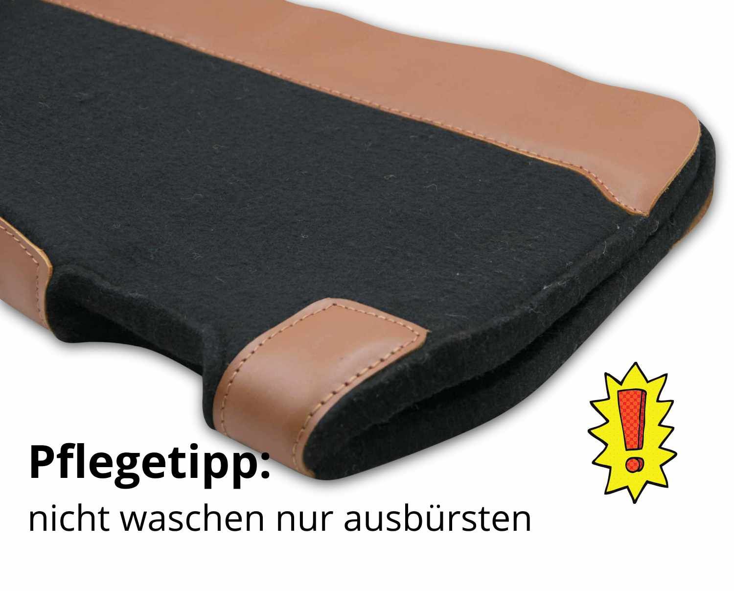 Schwarze Schabracke mit braunen Lederbesätzen. Text: Pflegetipp: nicht waschen nur ausbürsten.