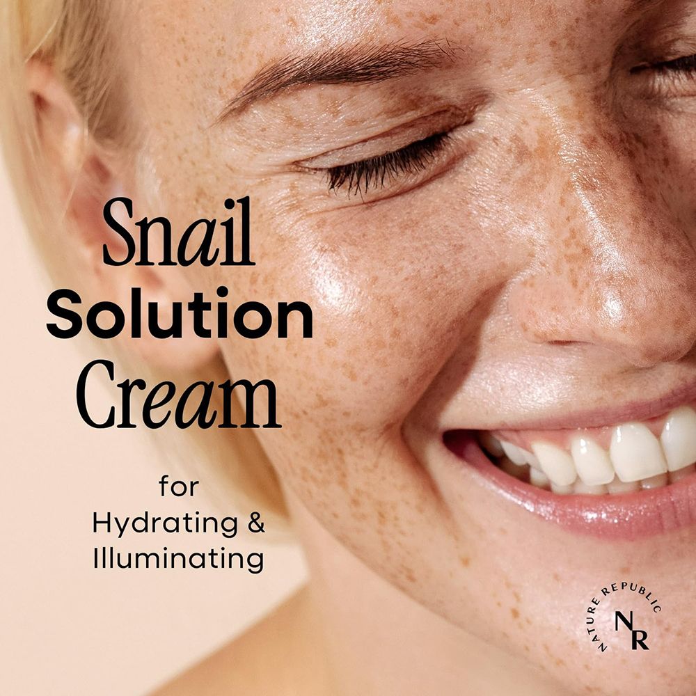 Gesicht einer Frau mit Sommersprossen. Text: Snail Solution Cream for Hydrating & Illuminating. Marke: NATURE REPUBLIC.