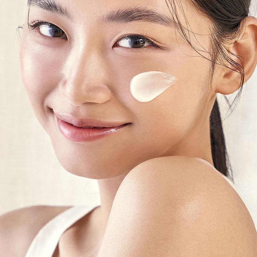 Gesicht einer Frau mit einem Klecks PURITO Wonder Releaf Centella Daily Sun Lotion.