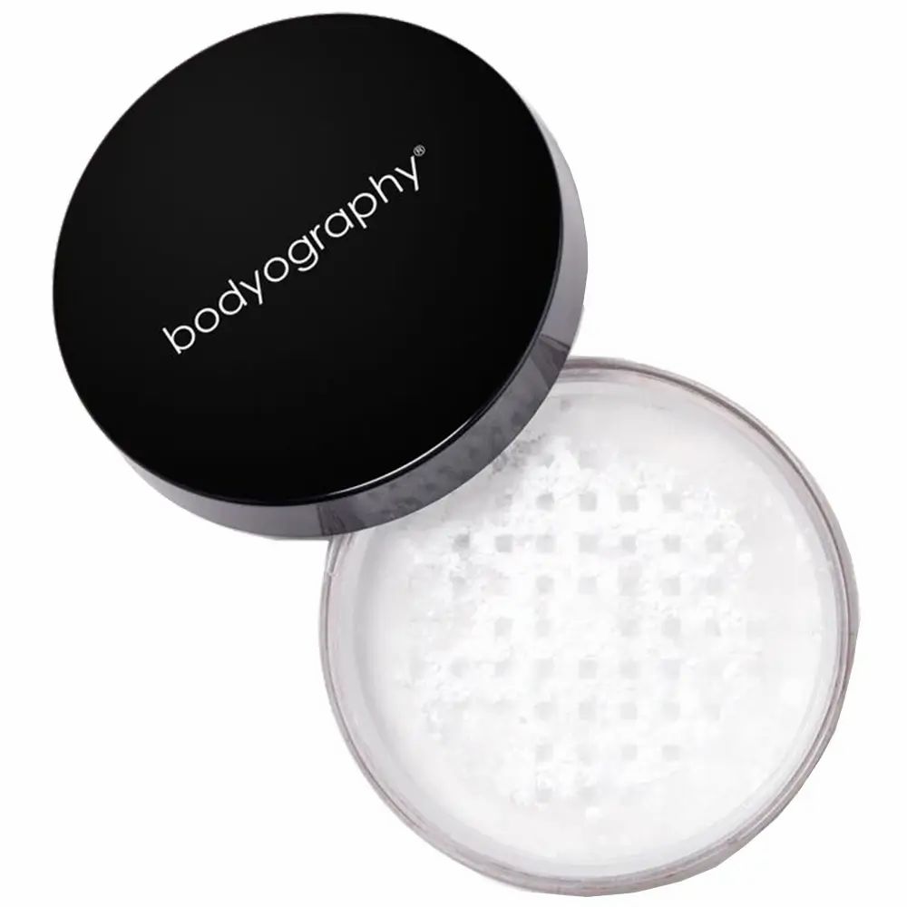 Geöffnete Puder-Dose mit schwarzem Deckel. Deckel mit weißem Schriftzug Bodyography. Transparenter Puder.