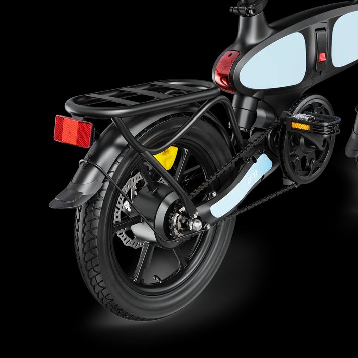 Nahaufnahme des Hinterrads eines schwarzen E-Bikes. Rücklicht, Gepäckträger und gelbe Akzente sind sichtbar.