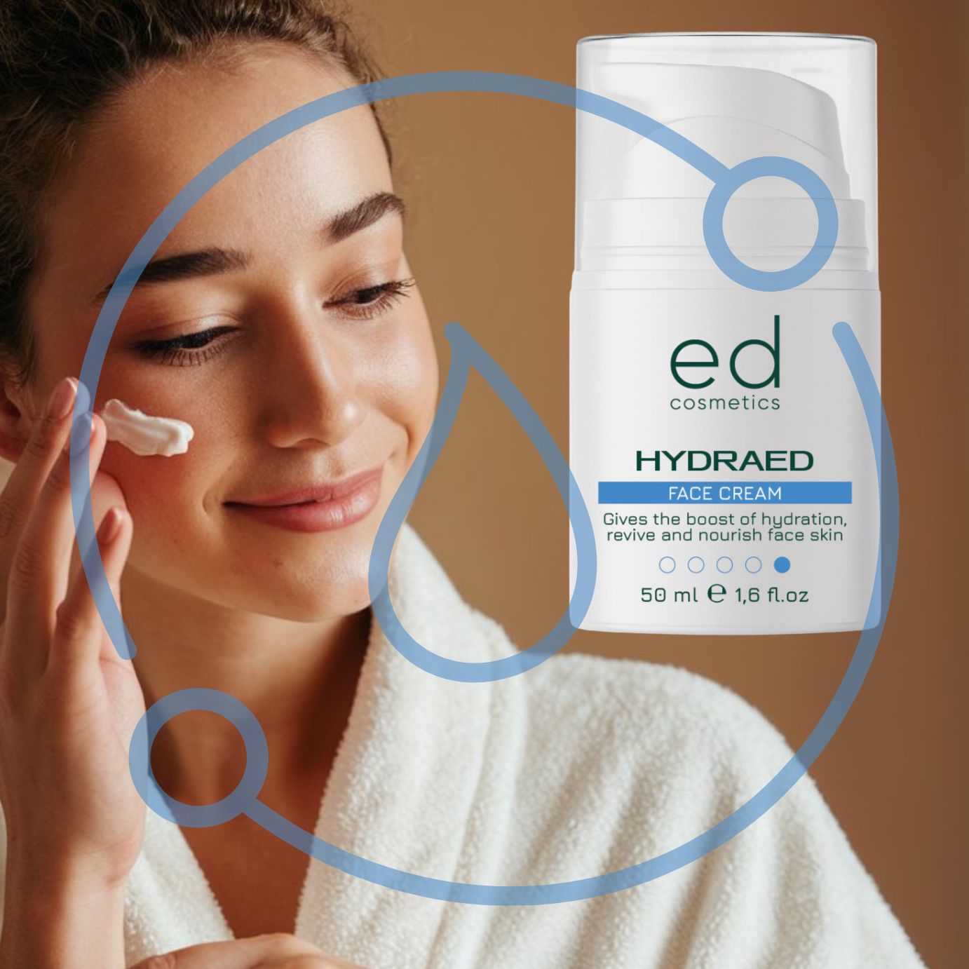 Frau trägt Creme auf. Im Hintergrund: Creme-Flasche. Aufschrift: ed cosmetics, HYDRAED FACE CREAM. 50 ml, 1,6 fl.oz.