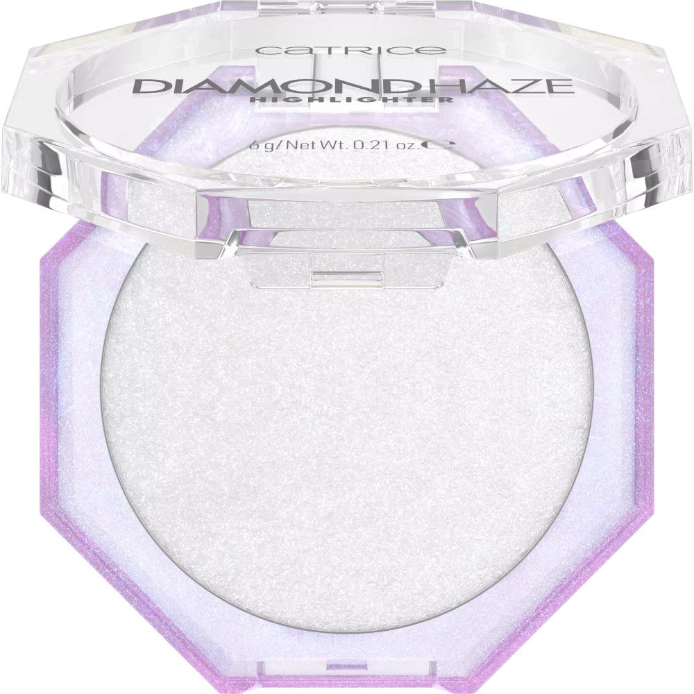 Catrice Diamond Haze Highlighter. Achteckige, transparente Verpackung mit weißem Puder. Aufschrift: Diamond Haze Highlighter.