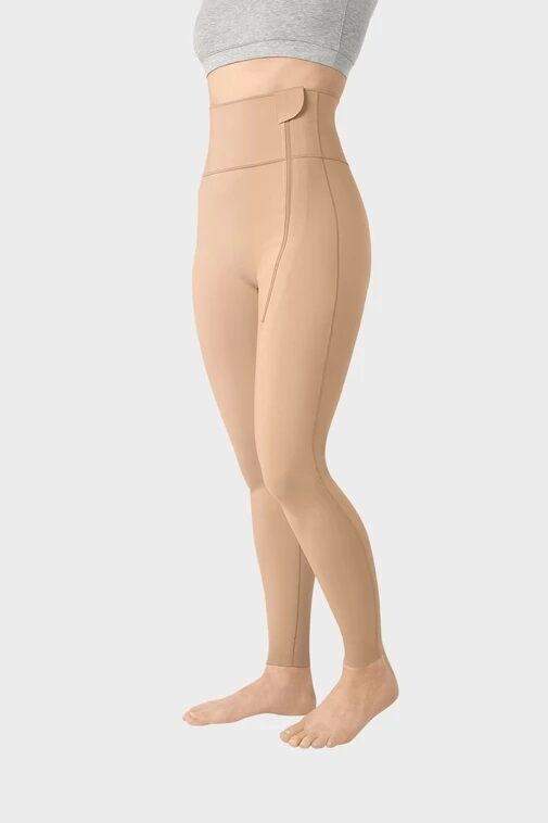 Beige Kompressionsleggings mit hohem Bund. Seitliche Nähte, Reißverschluss. Blick von der Seite.