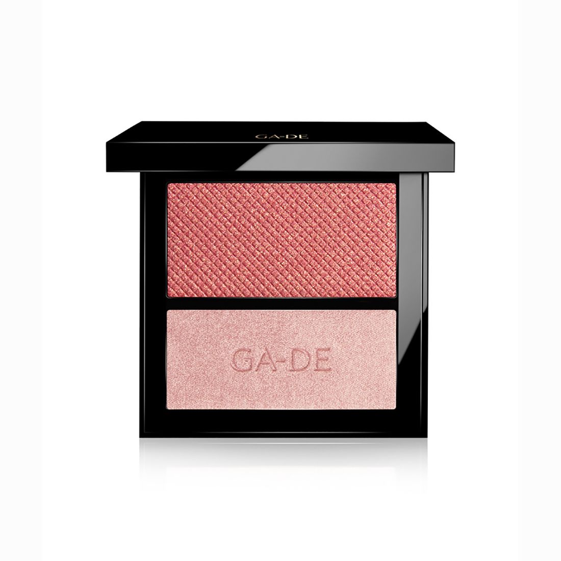 Kompaktes Kosmetikprodukt mit zwei Farbtönen. Oben rosa Blush, unten rosa Schimmer. Schwarzer Rahmen und Deckel. Marke: GA-DE.