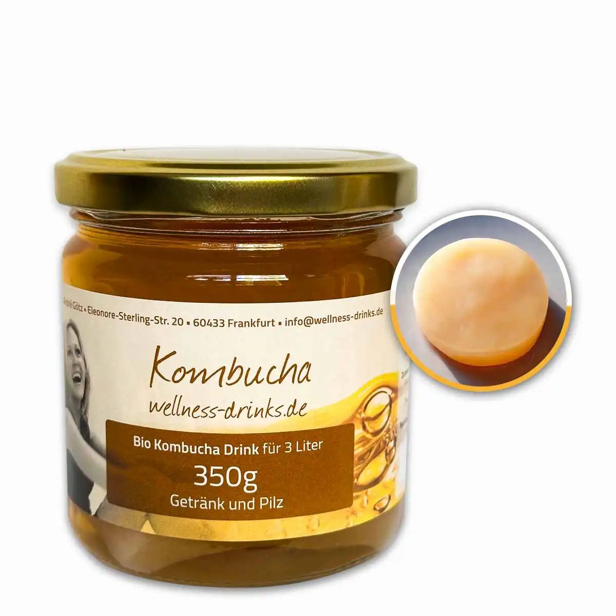 Glas mit goldfarbenem Deckel, Etikett mit Schriftzug 'Kombucha' und 'wellness-drinks.de'. Kleineres Bild zeigt SCOBY.