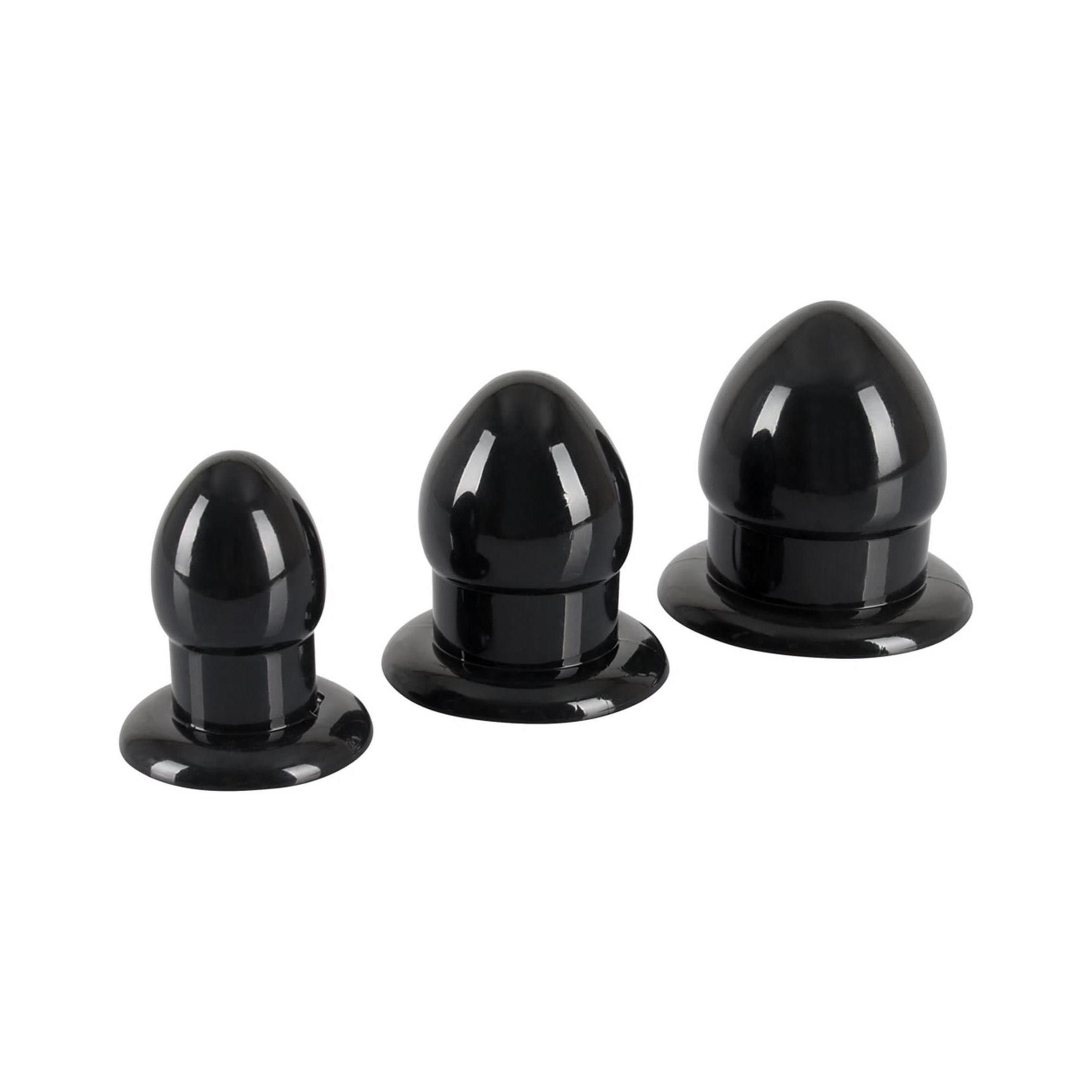Drei schwarze Anal-Stretching-Plugs unterschiedlicher Größe. Konische Form mit breiter Basis.