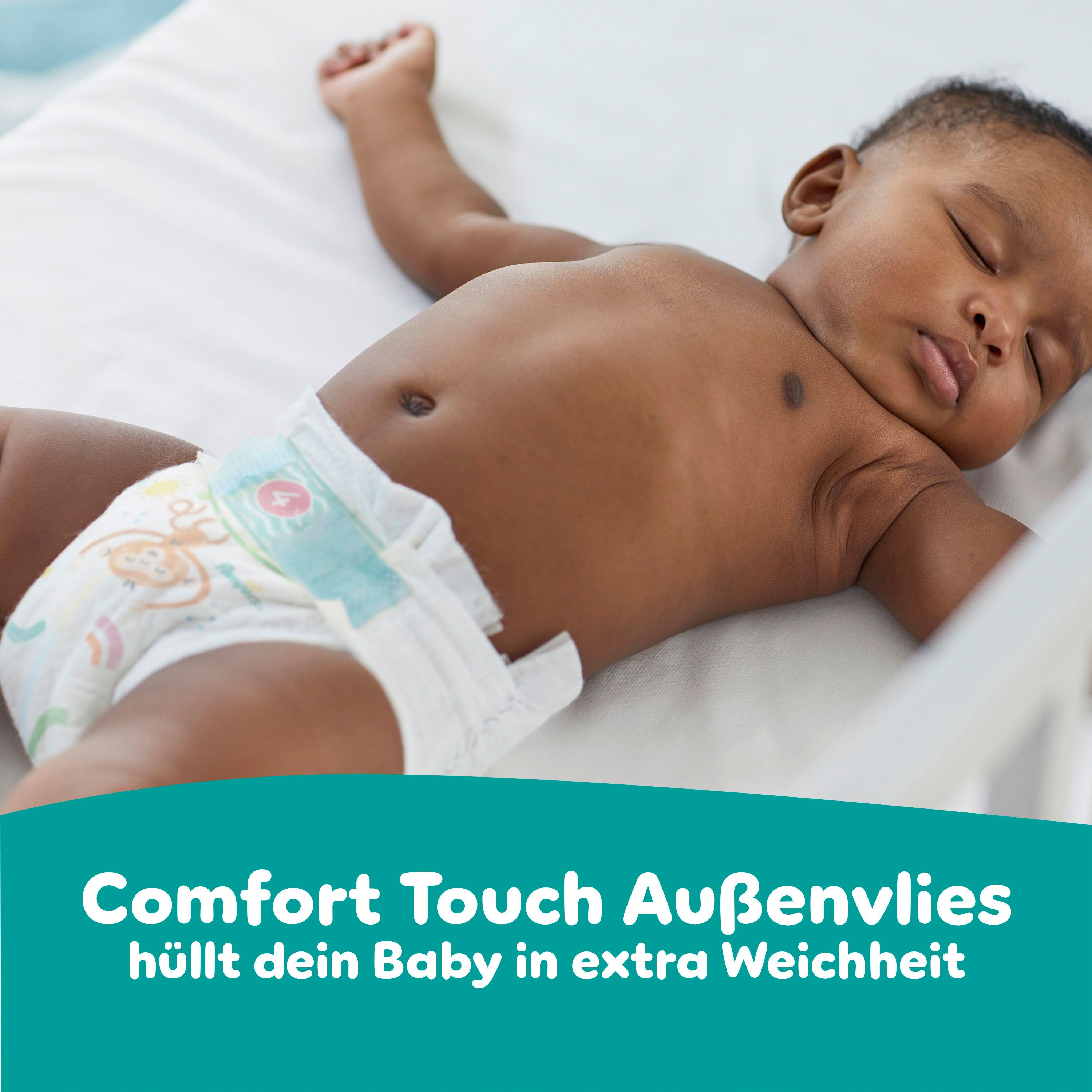 Baby schläft, trägt Windel. Text: Comfort Touch Außenvlies hüllt dein Baby in extra Weichheit.