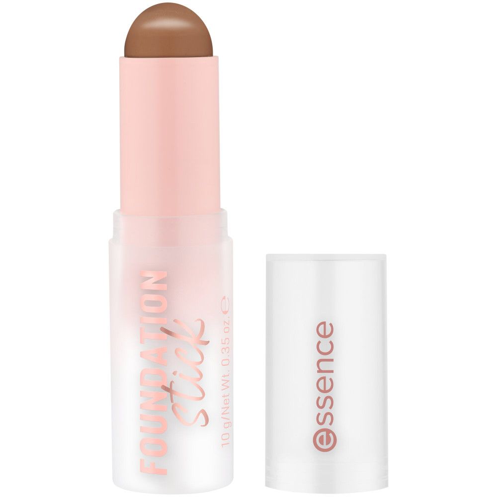 Foundation Stick von Essence. Geöffnet, zeigt den Stick. Weiße Kappe daneben. Produktname sichtbar.