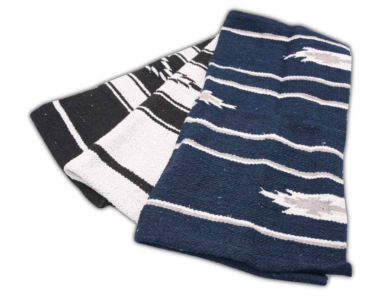 Drei AMKA Westernpads. Schwarz, weiß und blau mit Streifenmuster. Baumwollmaterial.