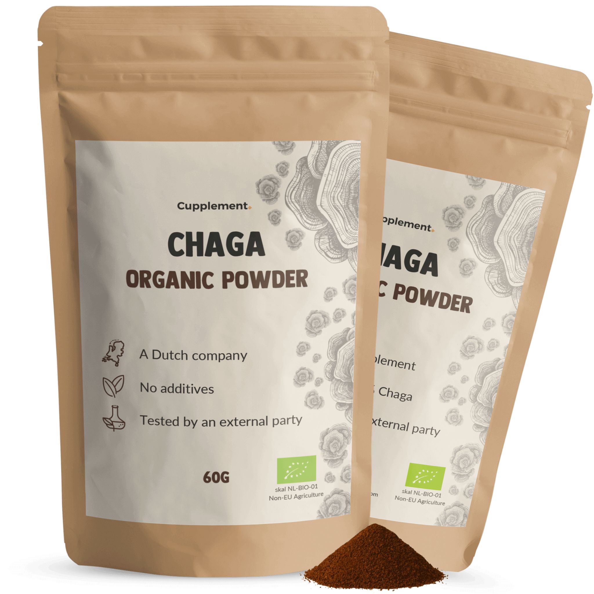 Zwei Beutel Cupplement Chaga BIO-Pulver. Braune Beutel mit Etikett und Produktinformationen. Braunes Pulver daneben.