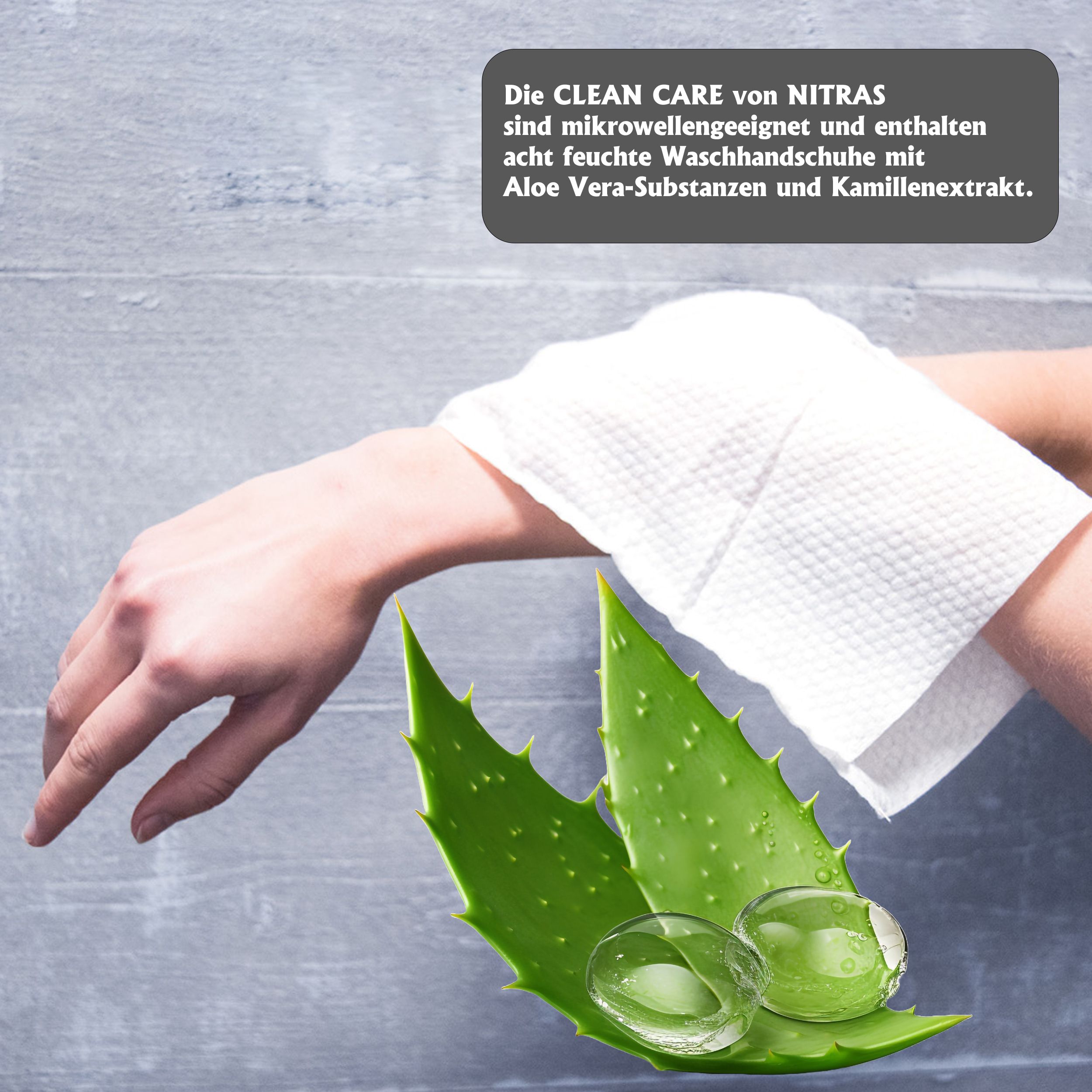 Hand mit CLEAN CARE Waschhandschuh. Aloe Vera Blätter und Wassertropfen. Enthält Aloe Vera und Kamille.