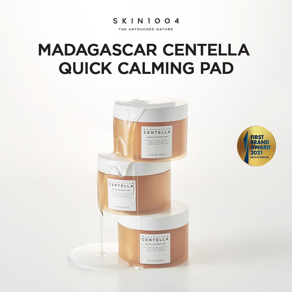Drei Produktbehälter gestapelt. Text: Madagascar Centella Quick Calming Pad. Marke: SKIN1004. Auszeichnung: First Brand Award 2021.