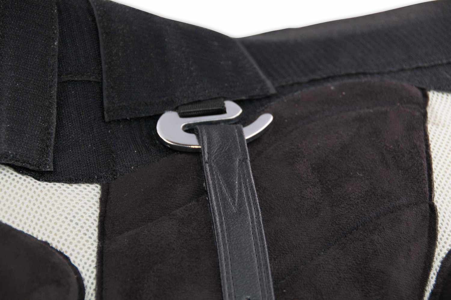 Nahaufnahme eines Sattels mit Steigbügelriemen. Schwarzes Leder, silberfarbenes Metall. Detailansicht der Befestigung.