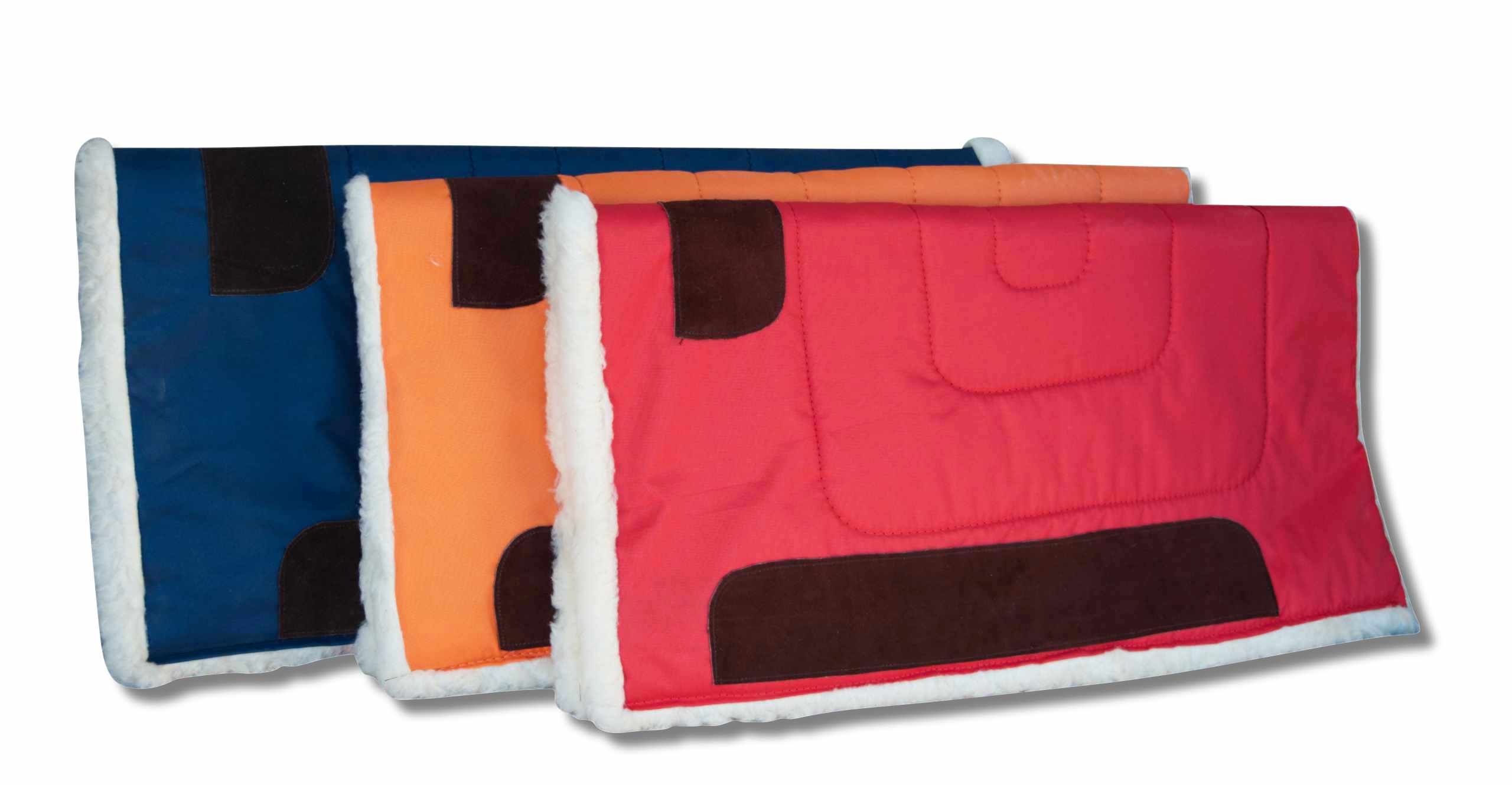 Drei Westernpads in Blau, Orange und Rot, mit schwarzen Applikationen und Teddy-Fleece-Unterseite. 75x80 cm.
