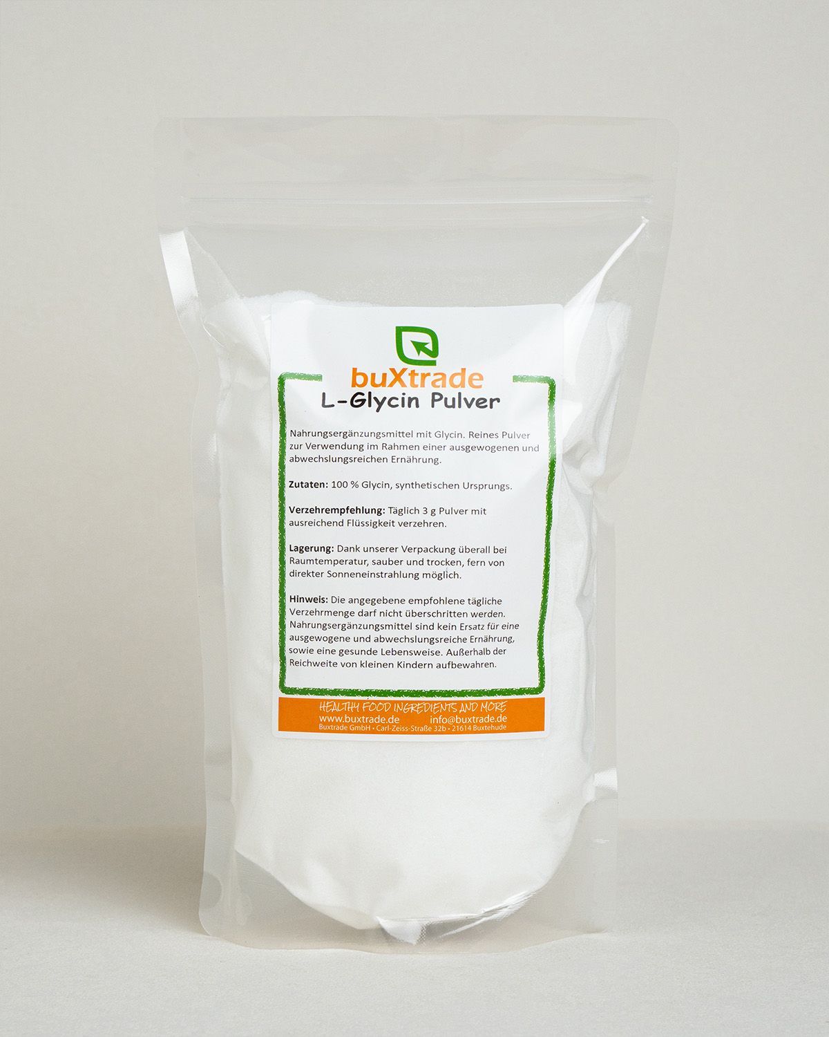 Geschlossener Beutel mit buxtrade L-Glycin Pulver. Etikett mit Produktinformationen.