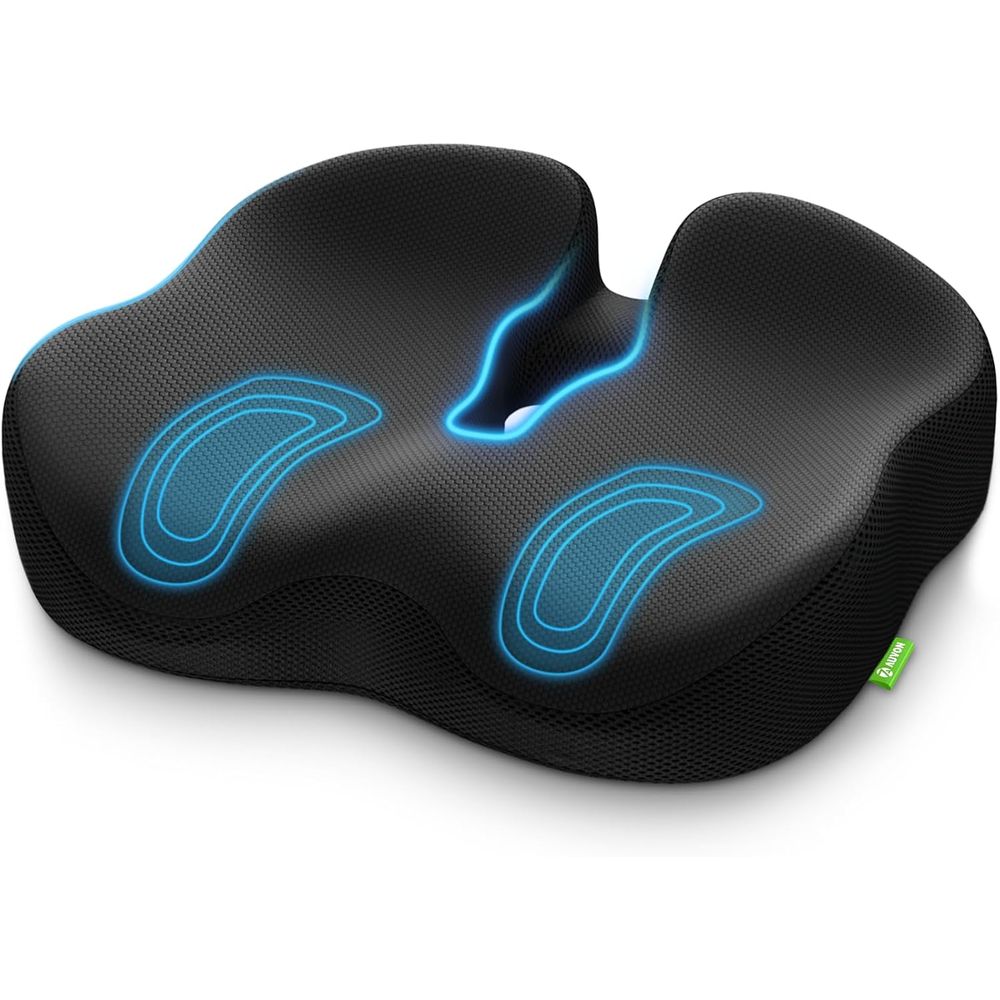 Ergonomisches Sitzkissen aus schwarzem Mesh-Gewebe mit blauen Akzenten zur Unterstützung der Wirbelsäule.